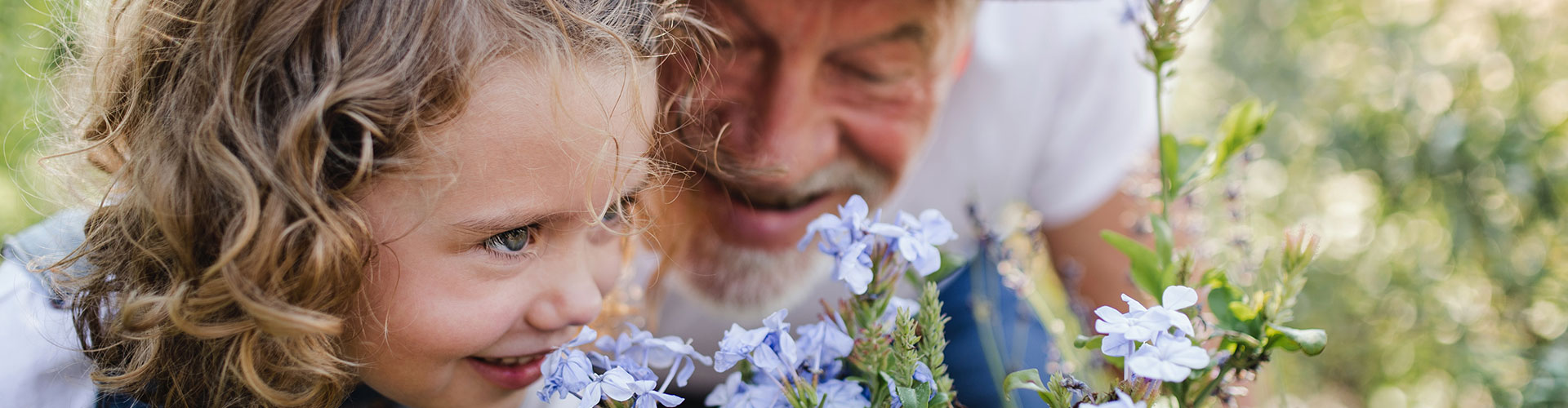 Opa und Enkel in Garten